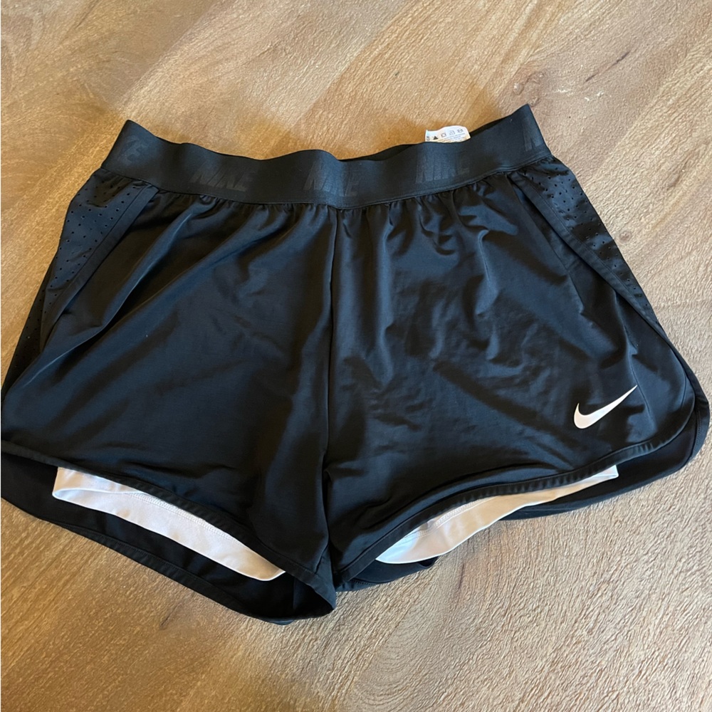 Black and white lululemon flow shorts